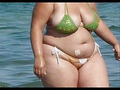 Ragazzo nero ragazza in tutti i buchi