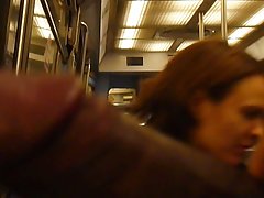 Ragazza in calze rosse interesse solo al suo fallo