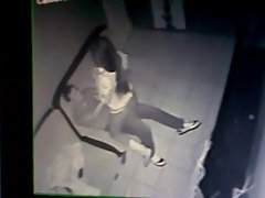 Il ragazzo ha parlato del suo sesso con le cameriere