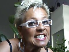 Ragazzo si scopa la ragazza in auto