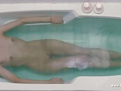 La ragazza ha introdotto nell'ano giocattolo