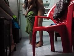 Il ragazzo si tolse la bellezza in una strada di città