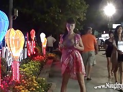 Bionda si diverte con un dildo rosa