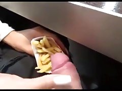 La ragazza con i capelli rosa che ama il sesso in pubblico!