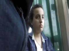 Bionda in atteggiamenti compromettenti