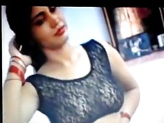 Sexy bruna si masturba la pompa