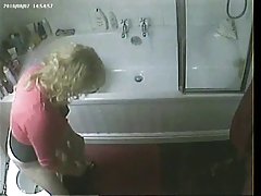 Ragazza timida spogliata