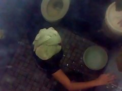 Ragazza asiatica domina il ragazzo