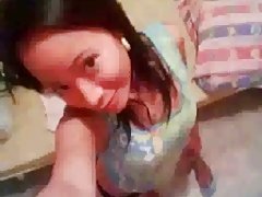 Chloe foster si masturba in cucina
