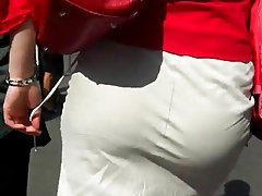Gang bang coppie sul divano di pelle