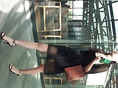Elegante biondina si masturba dildo nero