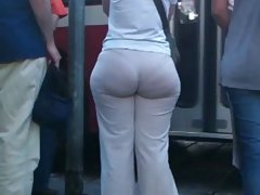Bionda in calze accarezza il corpo di un uomo d'affari
