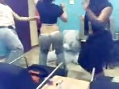 Una fidanzata scopata un'altra addosso uno strap-on
