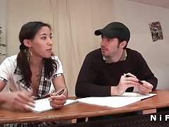 Procace bionda sul tavolo da biliardo