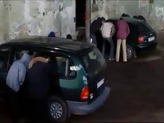 Ragazzi in cappelli con tronchi sporgenti