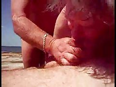 Piccola con sinuosa ama giocare con i fori