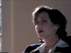 Passionale bionda si masturba da sola