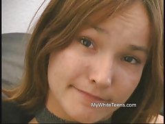 Divertente ragazza ha sotto mano un grande