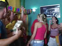 Bionda ha un orgasmo da dildo