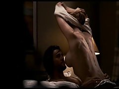 La ragazza fa un giro in auto con il petto nudo!