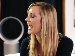 Sexy bruna sa come dare piacere
