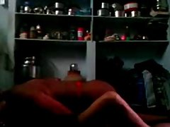 Ragazza rossa nel verde mutande