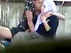 Ragazza succhia un lecca-lecca e sta lavorando al sonno un ragazzo