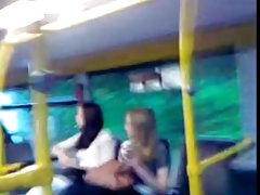 Amico invitato la ragazza a una tazza di tè