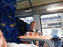 La ragazza ha dato un'amica di un ragazzo con una grande macchina