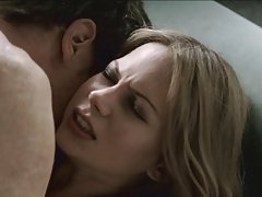 Due lesbiche heavenlips oro e lena amore si divertono sul divano